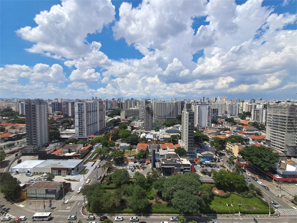 Imóvel 42m² com 2 quartos, sala com varanda envidraçada e lazer completo Campo Belo