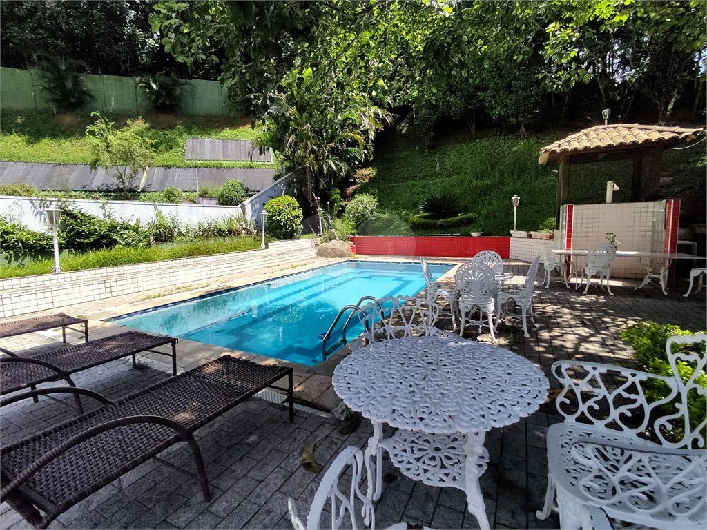 Casa condominio fechado no Horto Florestal, 3 suites, escritorio, piscina e área gourmet privativa
