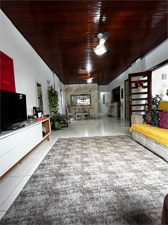 Maravilhosa casa à 300metros da praia.
