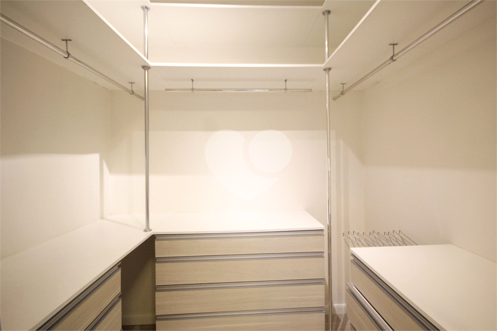 Apartamento de 130m² reformado localizado no coração do Itaim Bibi 