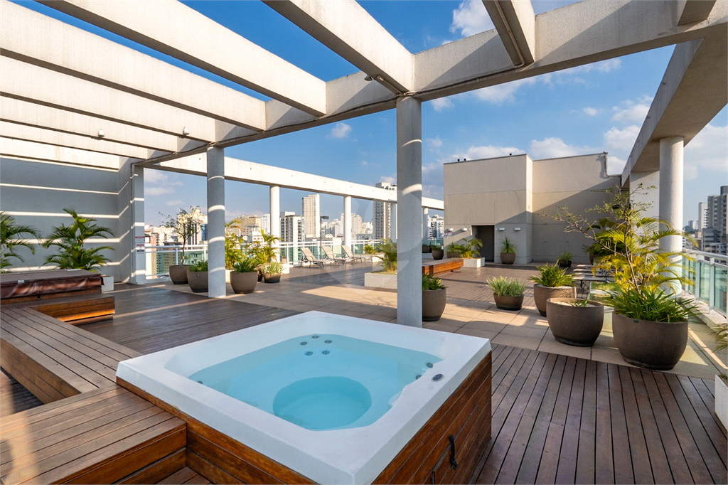 O Studio com 36 m2 com 1 dormitório e vaga de garagem.