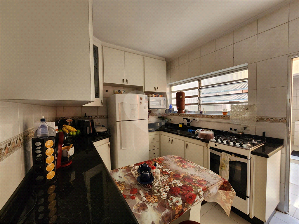  Casa assobradada em uma tranquila vila no coração do bairro de Santana. 3 suítes, 3 vagas.