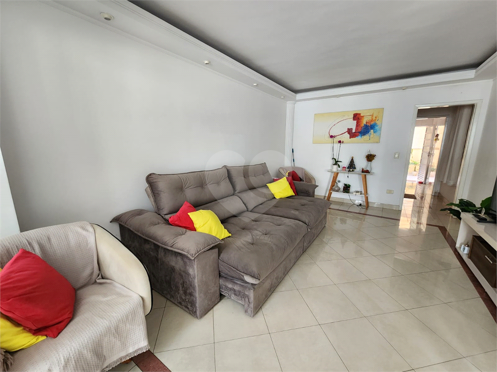  Casa assobradada em uma tranquila vila no coração do bairro de Santana. 3 suítes, 3 vagas.