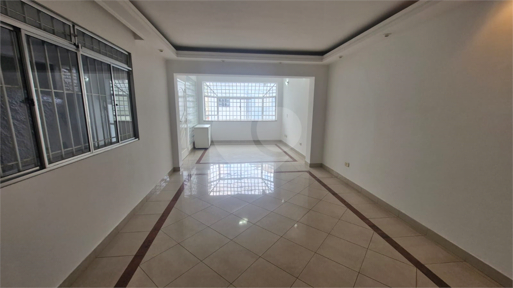  Casa assobradada em uma tranquila vila no coração do bairro de Santana. 3 suítes, 3 vagas.