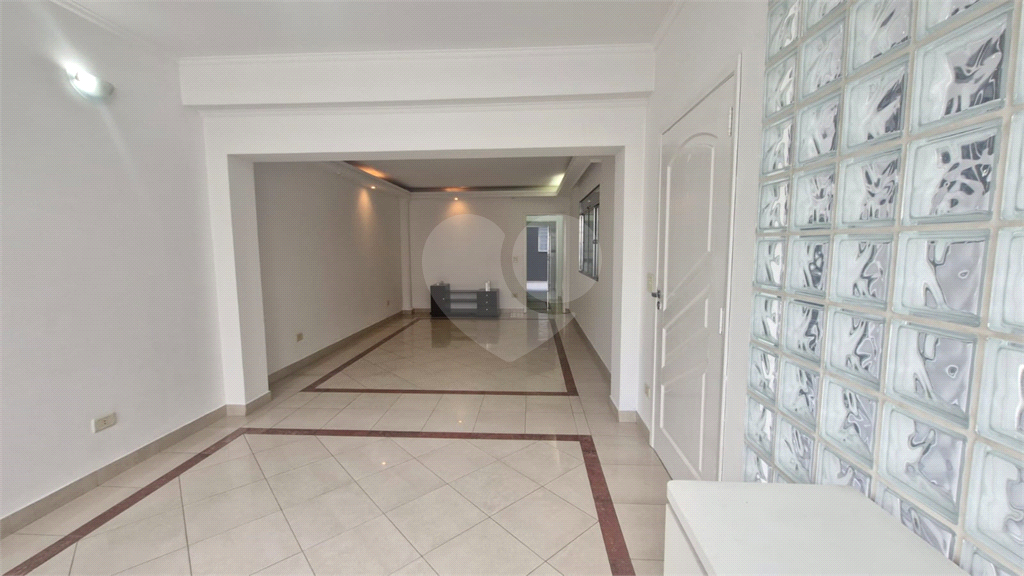  Casa assobradada em uma tranquila vila no coração do bairro de Santana. 3 suítes, 3 vagas.