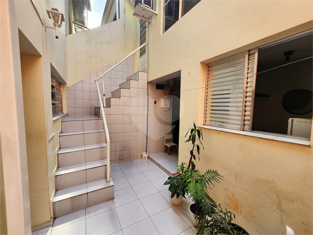  Casa assobradada em uma tranquila vila no coração do bairro de Santana. 3 suítes, 3 vagas.