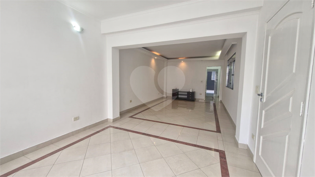  Casa assobradada em uma tranquila vila no coração do bairro de Santana. 3 suítes, 3 vagas.