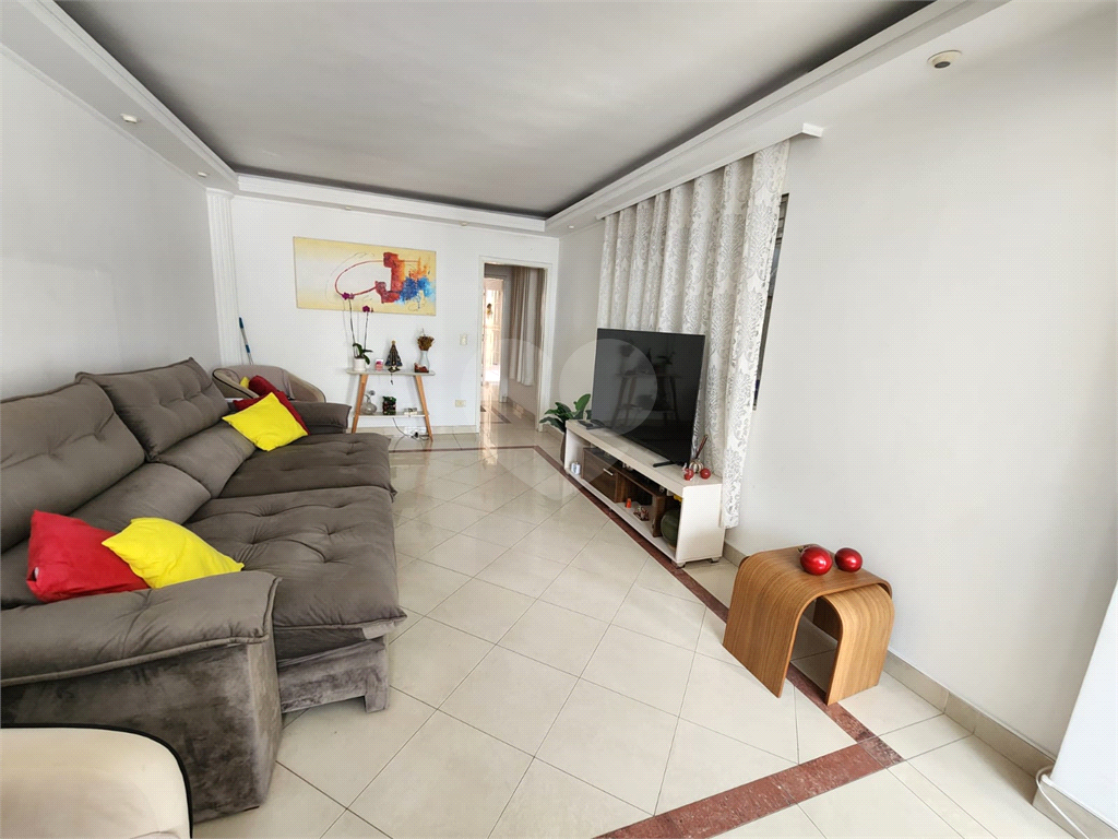  Casa assobradada em uma tranquila vila no coração do bairro de Santana. 3 suítes, 3 vagas.