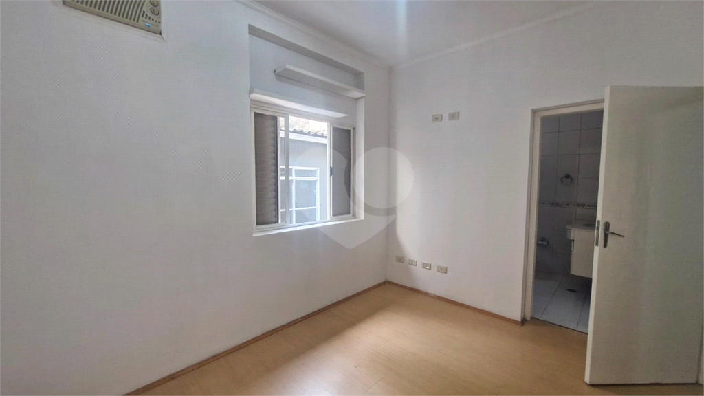  Casa assobradada em uma tranquila vila no coração do bairro de Santana. 3 suítes, 3 vagas.