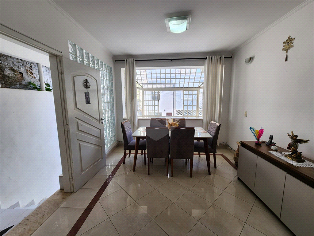  Casa assobradada em uma tranquila vila no coração do bairro de Santana. 3 suítes, 3 vagas.