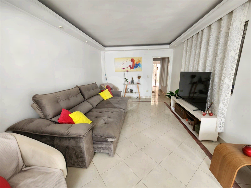  Casa assobradada em uma tranquila vila no coração do bairro de Santana. 3 suítes, 3 vagas.
