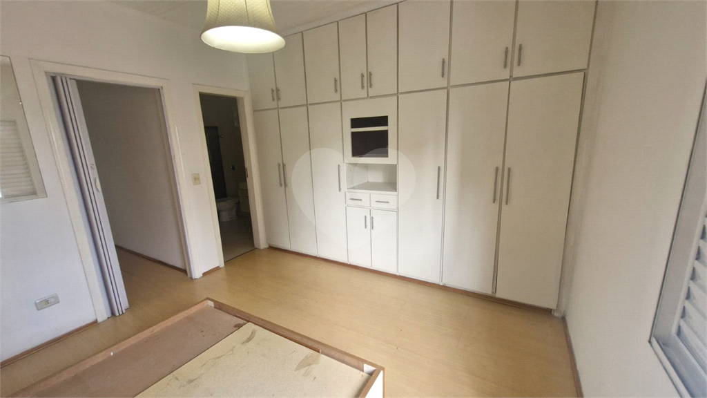  Casa assobradada em uma tranquila vila no coração do bairro de Santana. 3 suítes, 3 vagas.