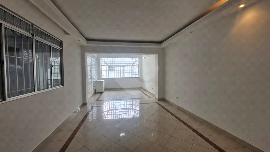  Casa assobradada em uma tranquila vila no coração do bairro de Santana. 3 suítes, 3 vagas.