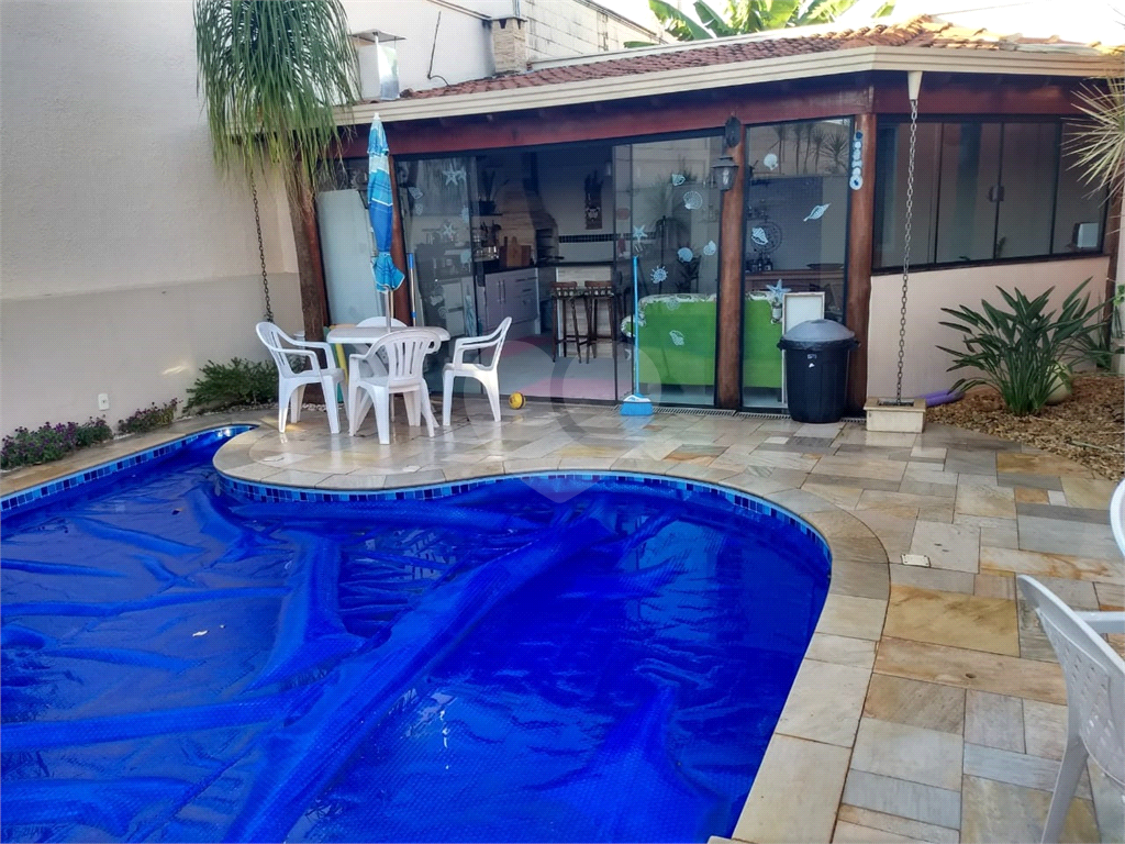 Casa de Condomínio à venda com 4 quartos, 204m² - Foto 1