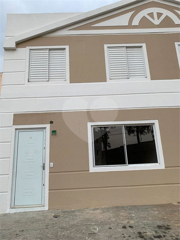 Casa de Condomínio com 3 dormotórios em Cotia.