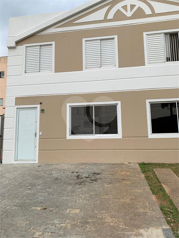 Casa de Condomínio com 3 dormotórios em Cotia.