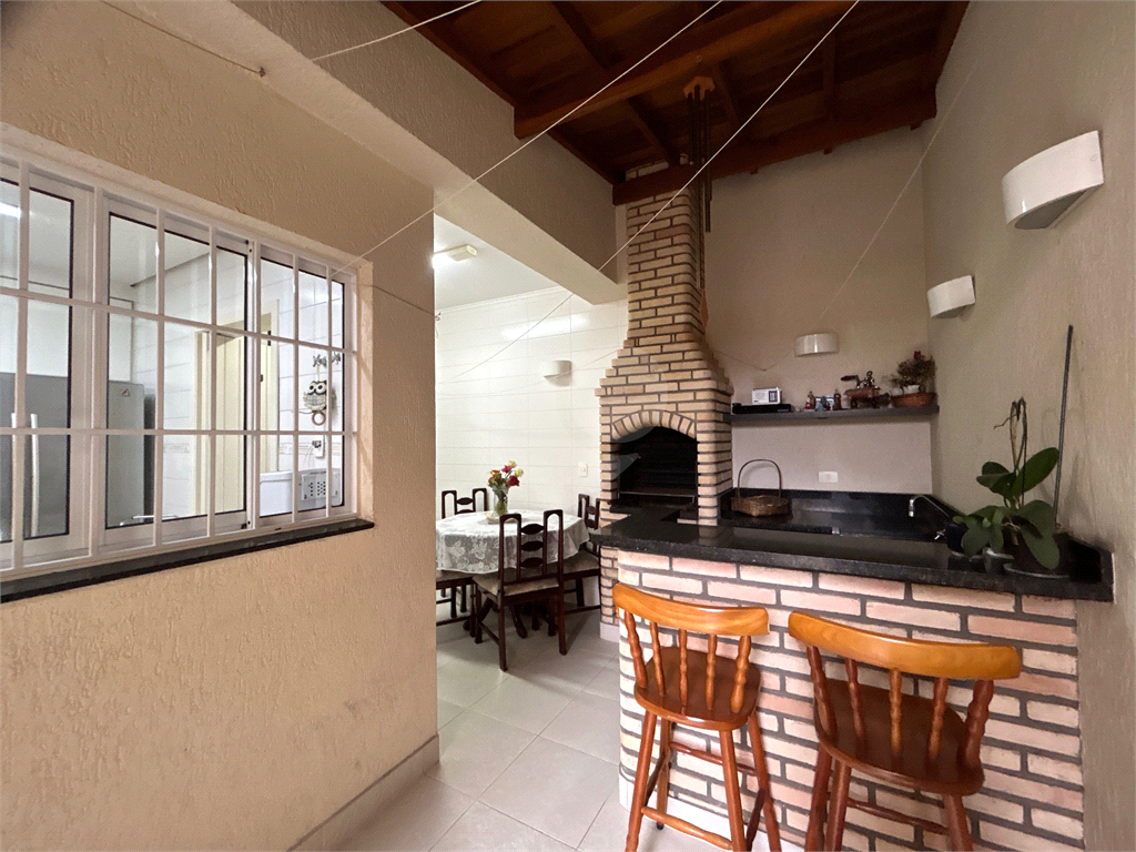 Bela Casa Reformada de 169m2 com 03 dormitórios e Ar Condicionado