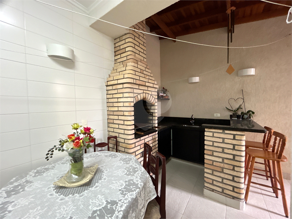 Bela Casa Reformada de 169m2 com 03 dormitórios e Ar Condicionado