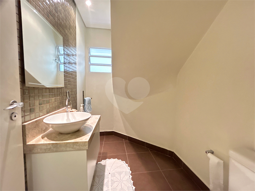 Bela Casa Reformada de 169m2 com 03 dormitórios e Ar Condicionado