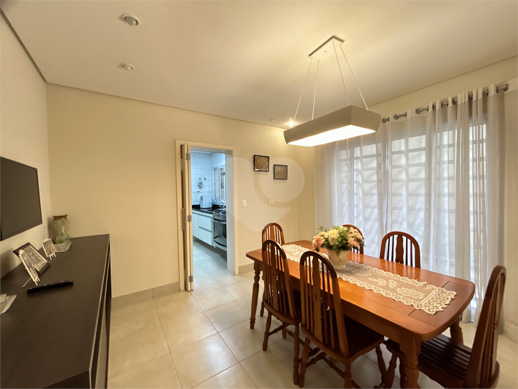 Bela Casa Reformada de 169m2 com 03 dormitórios e Ar Condicionado