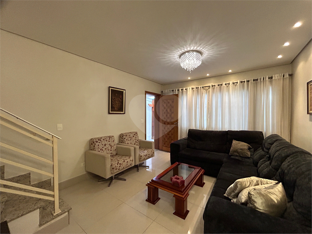 Bela Casa Reformada de 169m2 com 03 dormitórios e Ar Condicionado