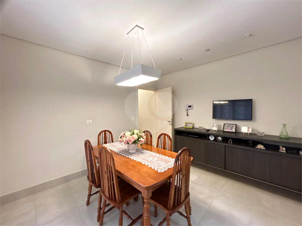 Bela Casa Reformada de 169m2 com 03 dormitórios e Ar Condicionado