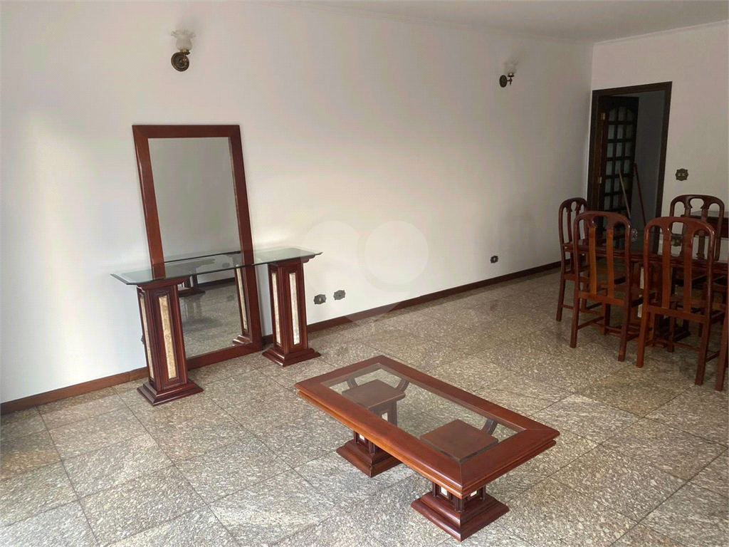 Sobrado 3 Dormitórios 1 Suíte 8 Vagas de Garagem