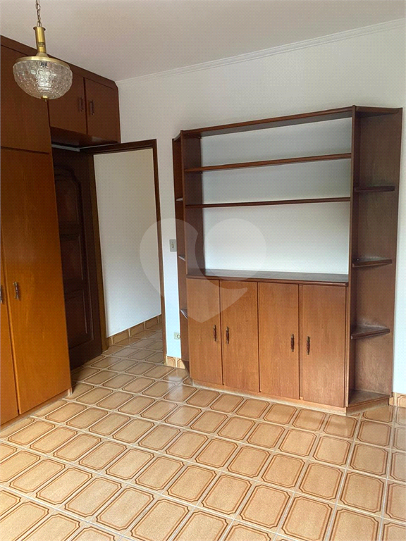 Sobrado 3 Dormitórios 1 Suíte 8 Vagas de Garagem