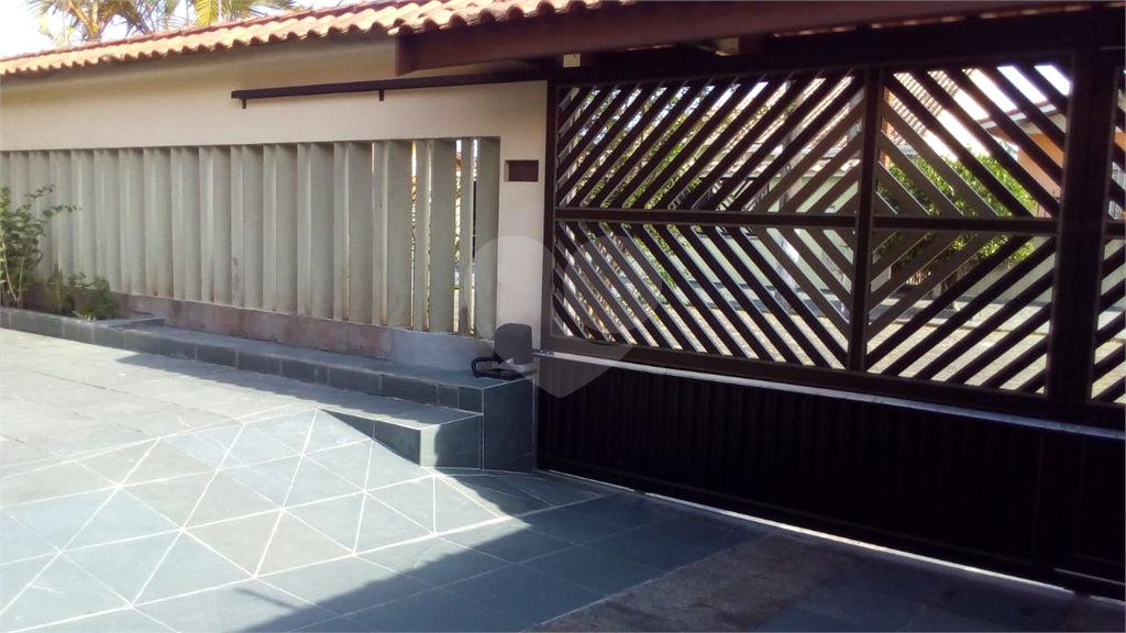  casa à venda em Peruíbe, (cidade Nova) com piscina, a aproximadamente 750 metros da praia 