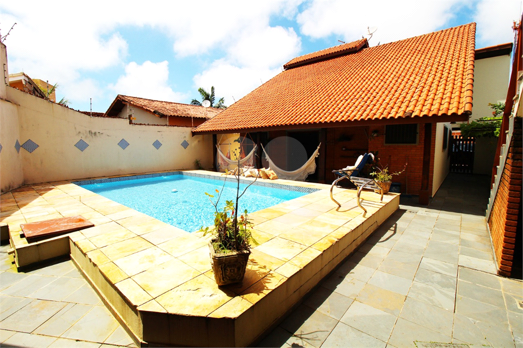  casa à venda em Peruíbe, (cidade Nova) com piscina, a aproximadamente 750 metros da praia 