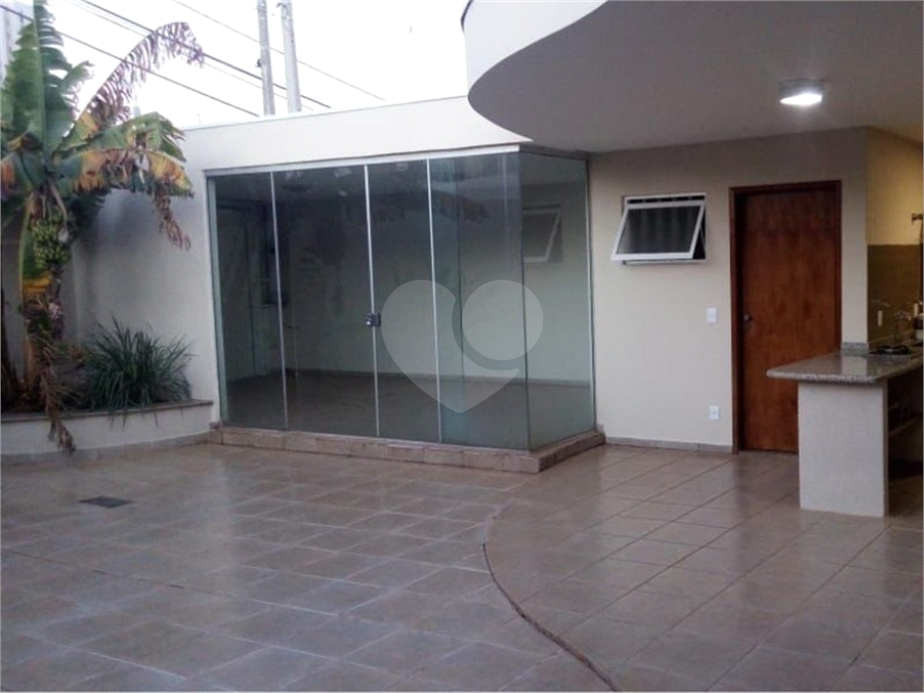 Casa para alugar com 3 quartos, 260m² - Foto 1