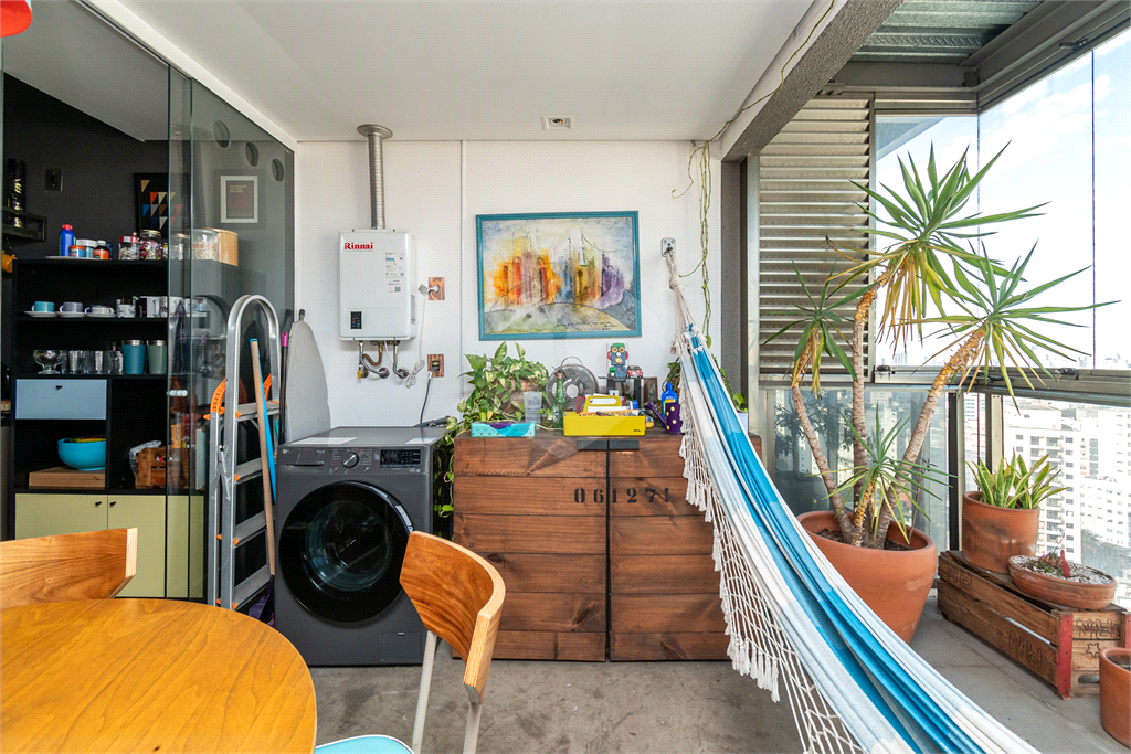 Apartamento reformado e bem localizado na Consolação. 