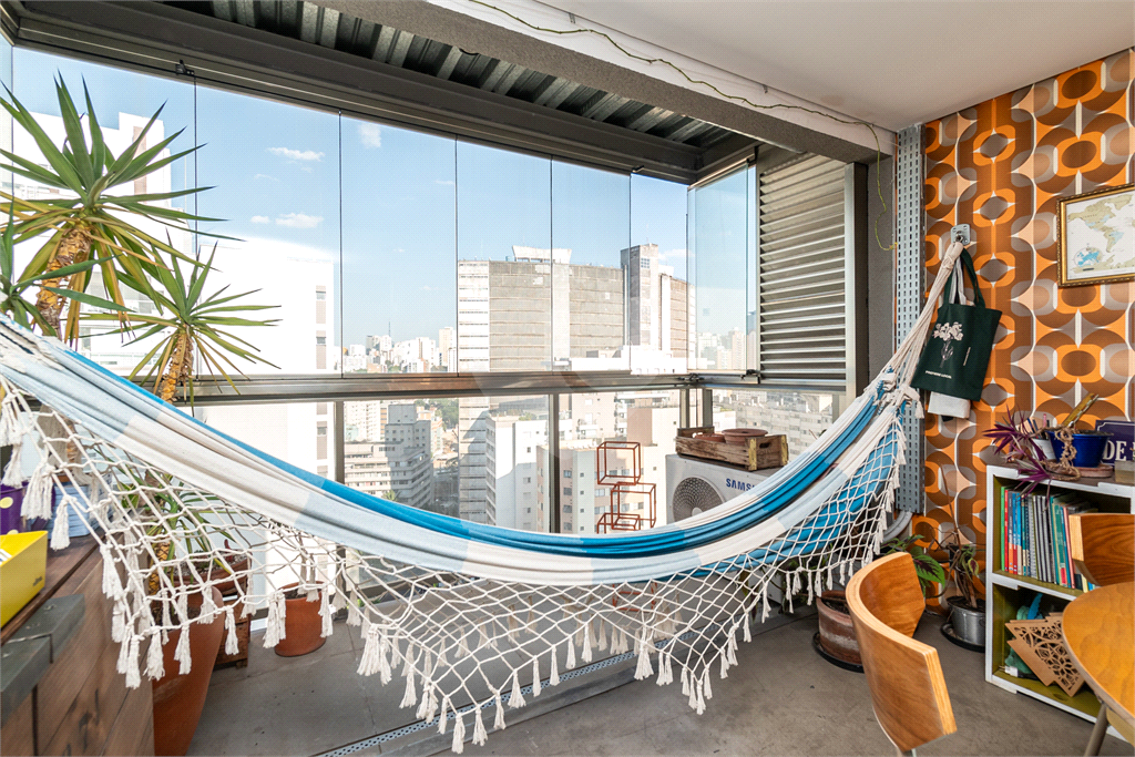 Apartamento reformado e bem localizado na Consolação. 