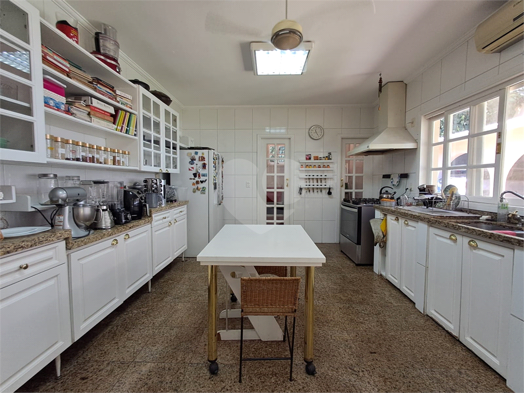 Casa com terreno de 3.160m² a´rea construi´da de 790m² no centro da Granja Viana