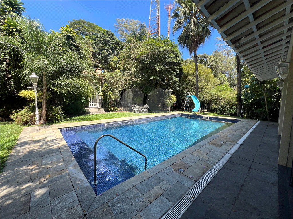 Casa com terreno de 3.160m² a´rea construi´da de 790m² no centro da Granja Viana