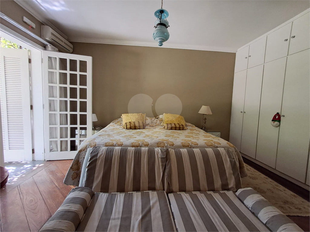 Casa com terreno de 3.160m² a´rea construi´da de 790m² no centro da Granja Viana