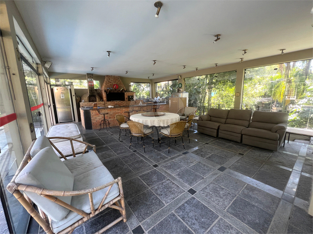 Casa com terreno de 3.160m² a´rea construi´da de 790m² no centro da Granja Viana