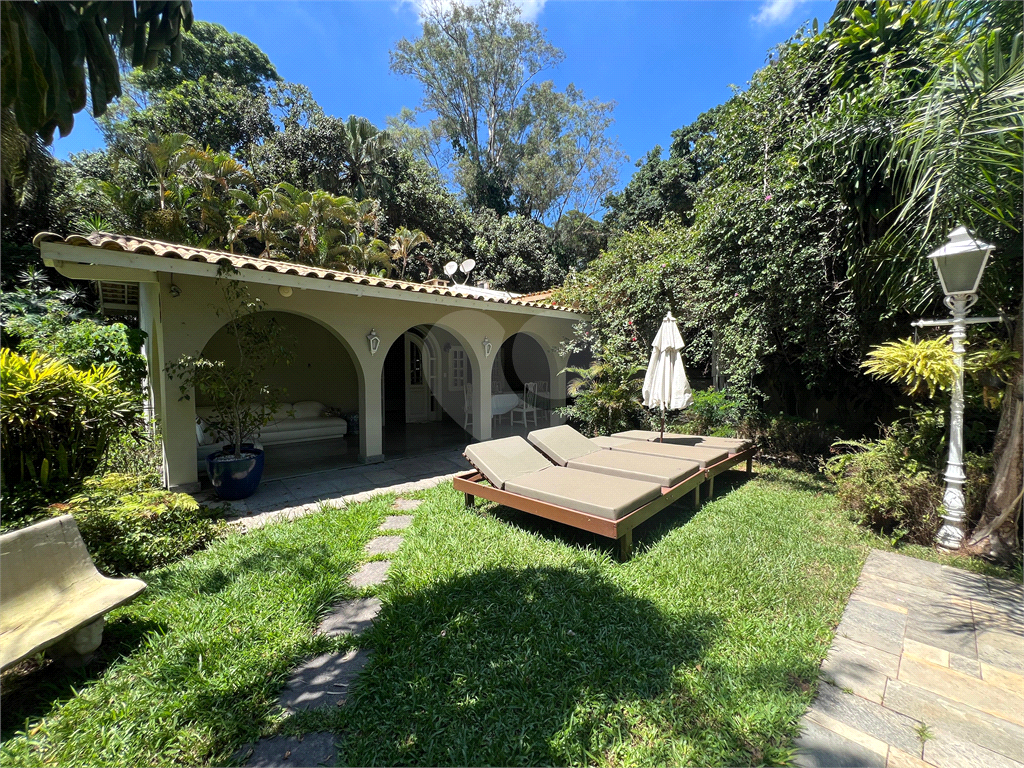 Casa com terreno de 3.160m² a´rea construi´da de 790m² no centro da Granja Viana