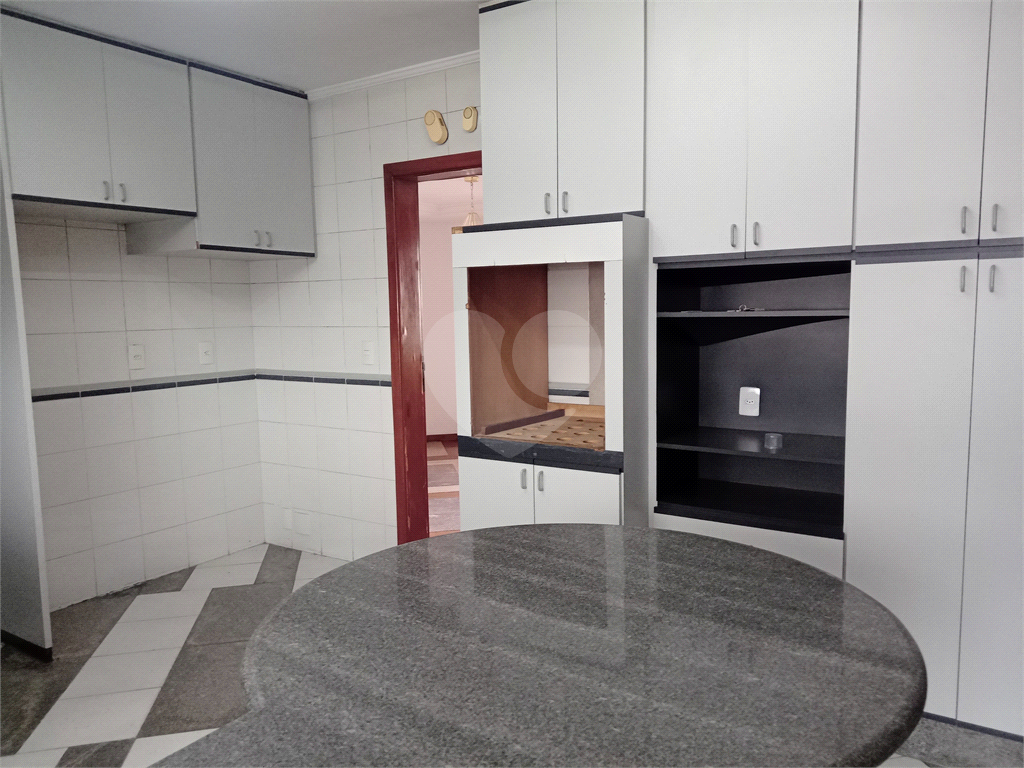 Aluga-se luxuoso Apartamento de 220m² em Andar Alto!