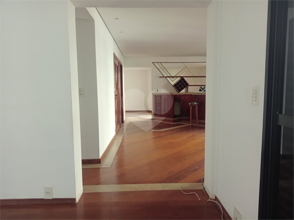 Aluga-se luxuoso Apartamento de 220m² em Andar Alto!