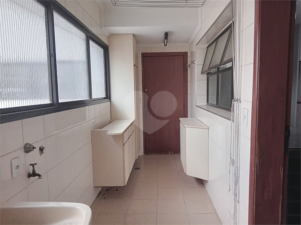 Aluga-se luxuoso Apartamento de 220m² em Andar Alto!