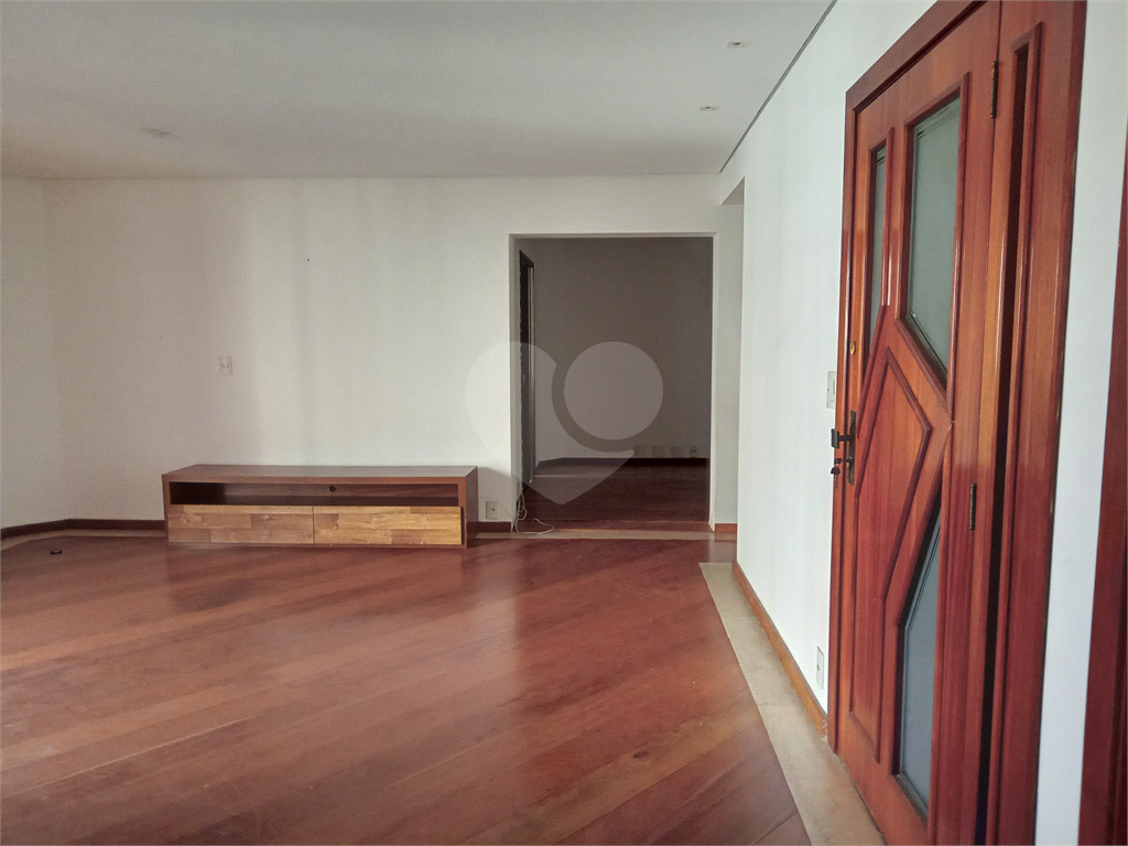 Aluga-se luxuoso Apartamento de 220m² em Andar Alto!