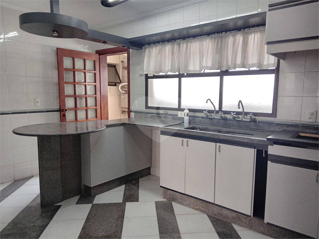 Aluga-se luxuoso Apartamento de 220m² em Andar Alto!