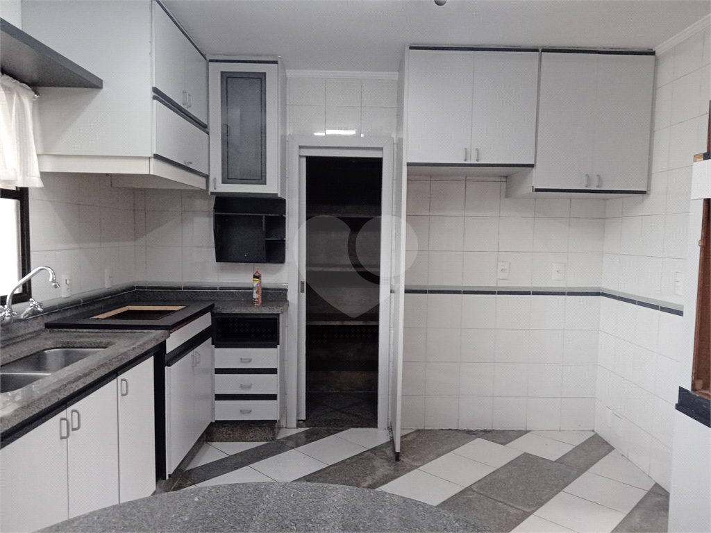 Aluga-se luxuoso Apartamento de 220m² em Andar Alto!