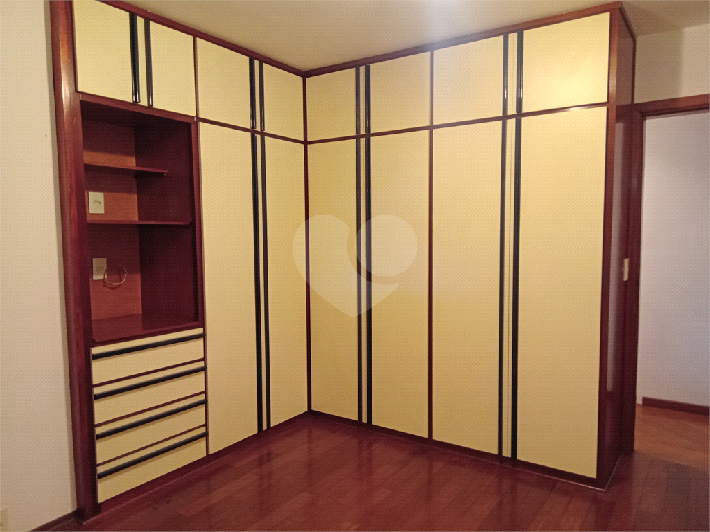 Aluga-se luxuoso Apartamento de 220m² em Andar Alto!