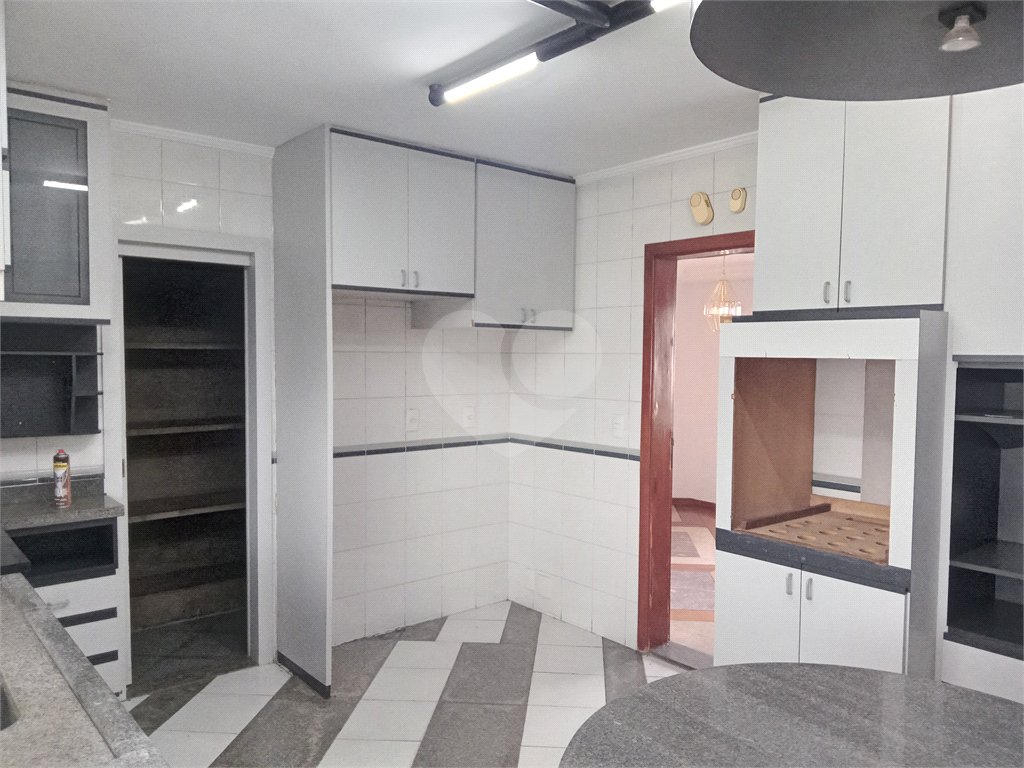Aluga-se luxuoso Apartamento de 220m² em Andar Alto!