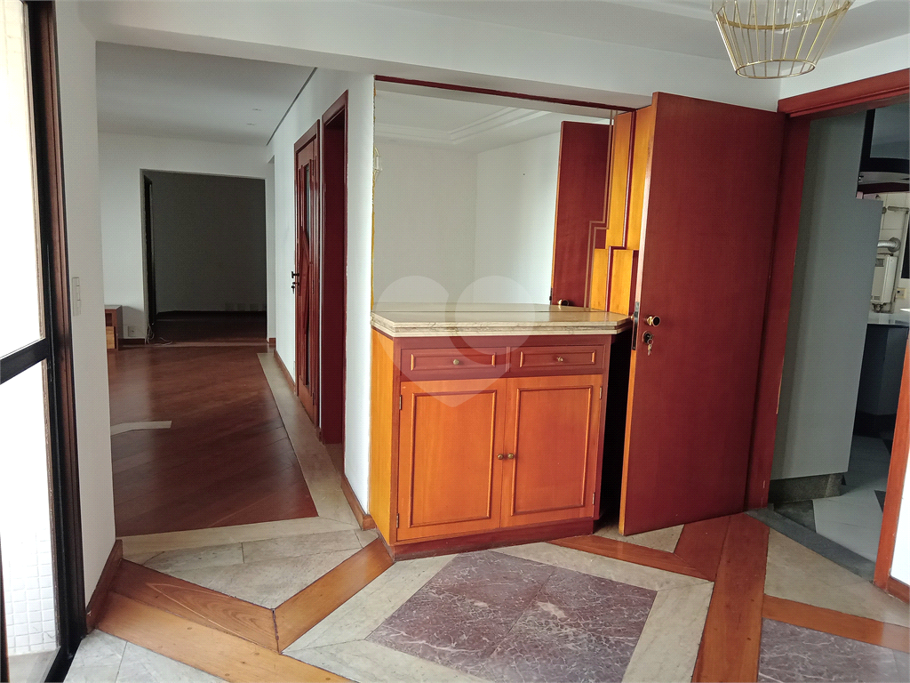 Aluga-se luxuoso Apartamento de 220m² em Andar Alto!