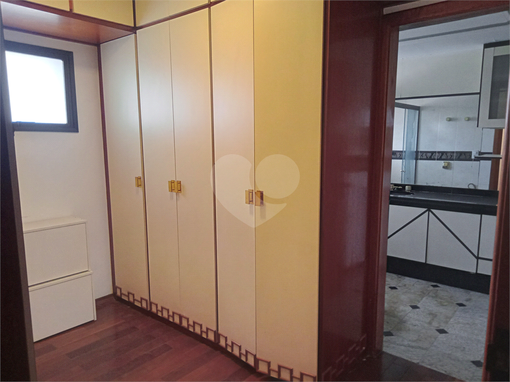 Aluga-se luxuoso Apartamento de 220m² em Andar Alto!