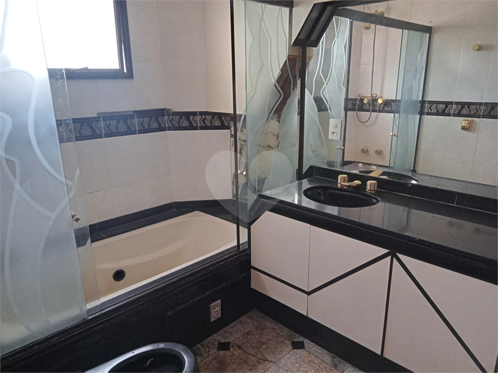 Aluga-se luxuoso Apartamento de 220m² em Andar Alto!