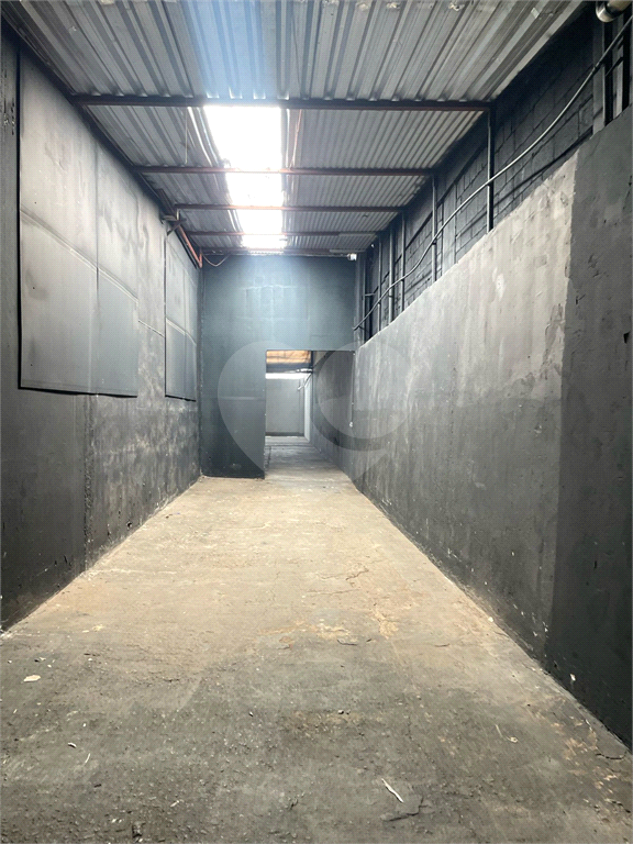 Galpão comercial V. Guilherme (1.805 m² área útil e 22,6 metros testada por 100 metros fundo.